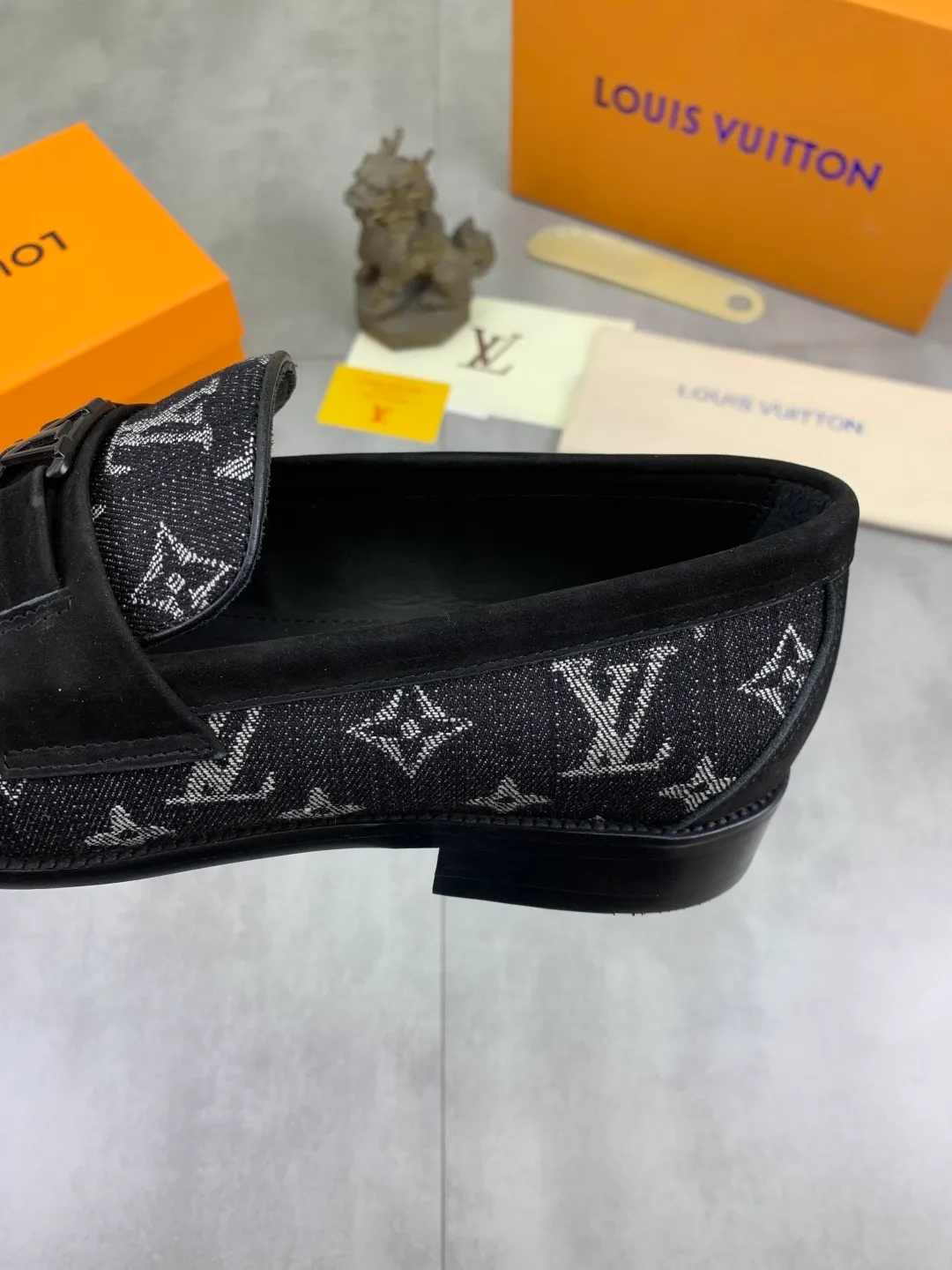 Men's men's shoes 💰P520 New style 💶[LOUIS VUITTON] Water-dyed Niuli Original order New style 🍀LV Louis Vuitton *——Top version of LV classic leather shoes! Made of imported original calfskin, original leather side strips and wear-resistant high-end rubber outsole! High quality products! Color: Black optional Size: 39-44 (45 customized)